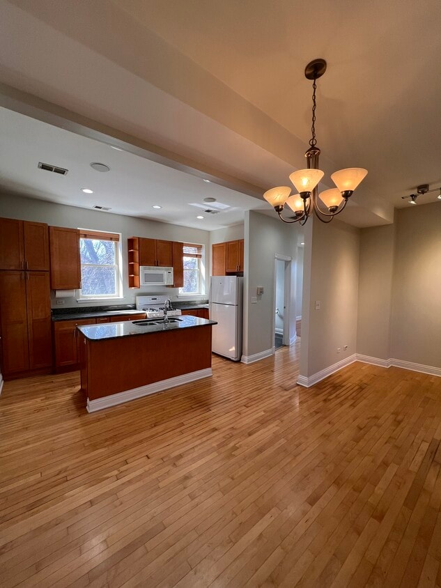 Primary Photo - 2131 N Oakley Ave