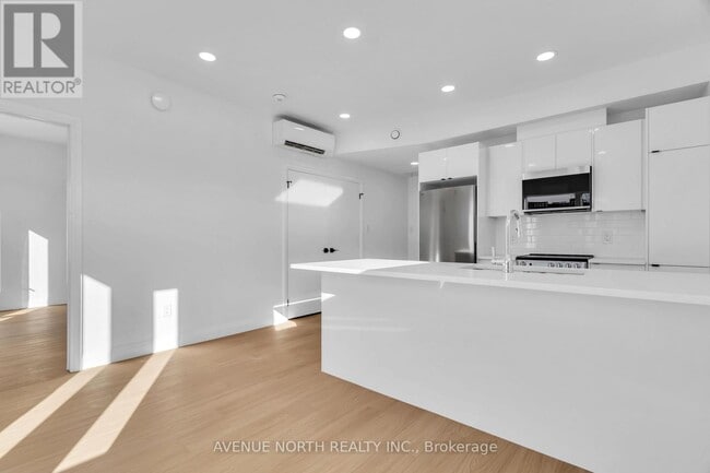 Building Photo - 368 Tweedsmuir Ave