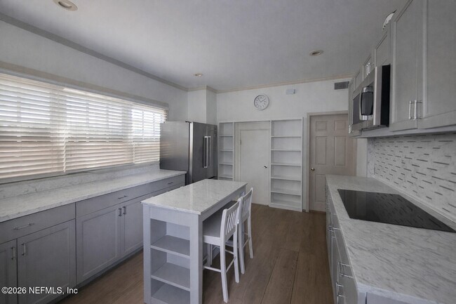 Building Photo - 1613 King St