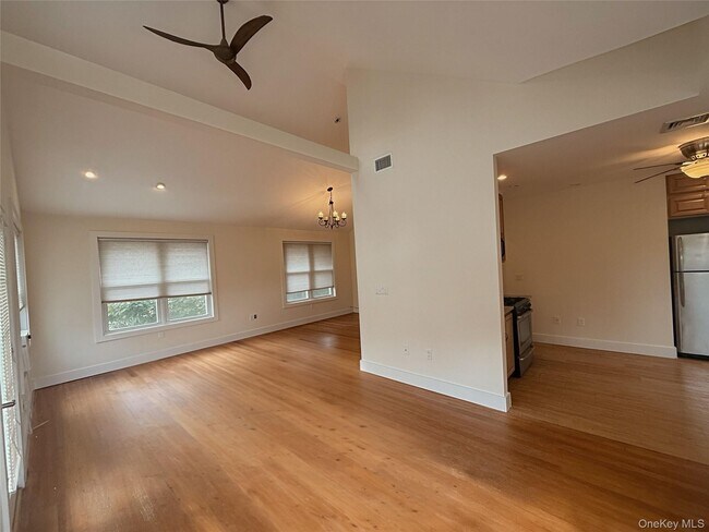 Foto del edificio - 17 Lakeland Ave