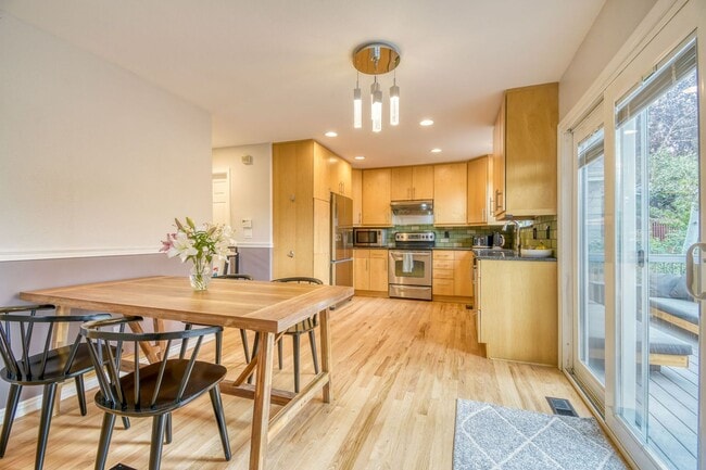 Foto del edificio - Remodeled 5bed/3.5bath Rock Creek Home