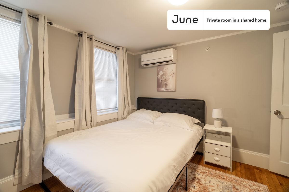 Foto principal - Private bedroom in 4 bed/2 bath Home