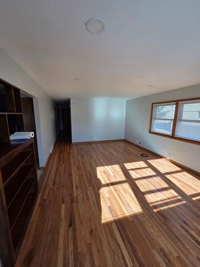 Foto del edificio - Newly remodeled 4 bed, 2 bath, 1 car garage, fenced in backyard