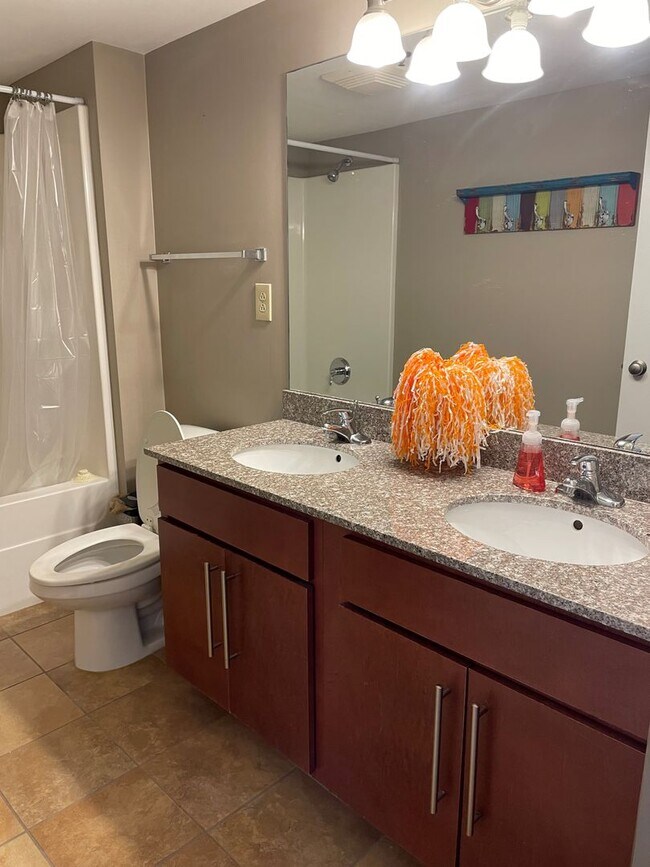 Foto del edificio - Lake Plaza #904- 3BD/2BA Available for FALL 2026! $3300 per month rent includes ONE assigned park...