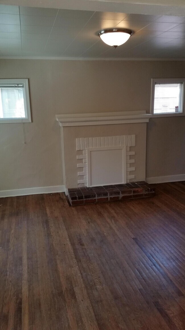 Building Photo - Downtown Cottage -- Application Pending!