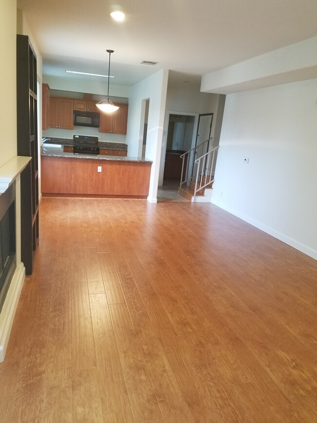 Building Photo - 14925 Valleyheart Dr