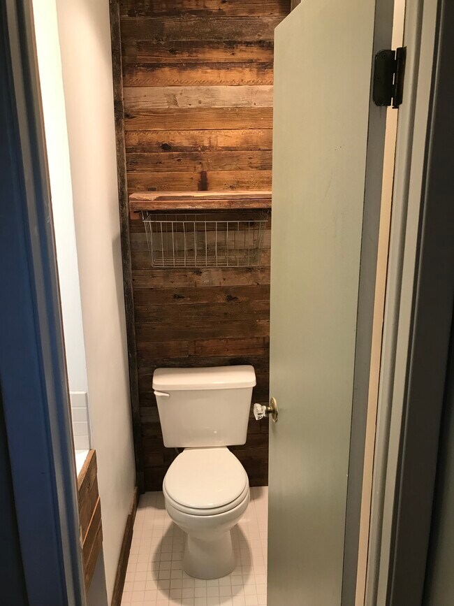 Medio baño en el dormitorio principal - 3727 Dillon Ave