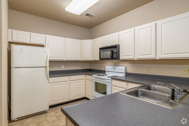 1BR, 1BA - 818SF - Kitchen - Lindberg Lofts