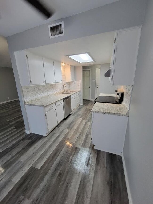 Building Photo - WOW!!! Gorgeous 3/2 home available soon!!!