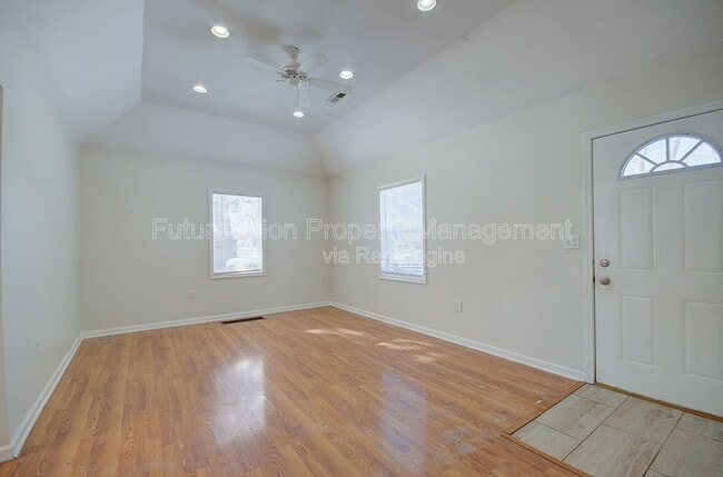 Building Photo - 1512 N May St