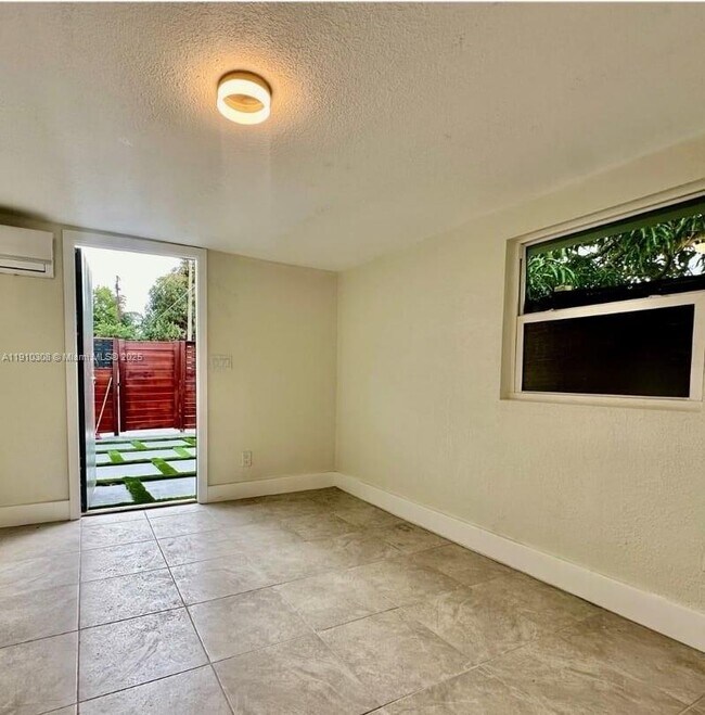 Foto del edificio - 2115 NW 185th St