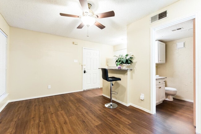 Building Photo - 1704 Oak Creek