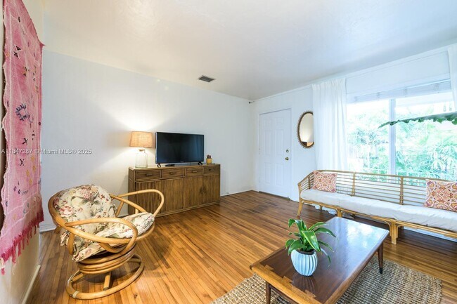 Foto del edificio - 559 NE 64th St