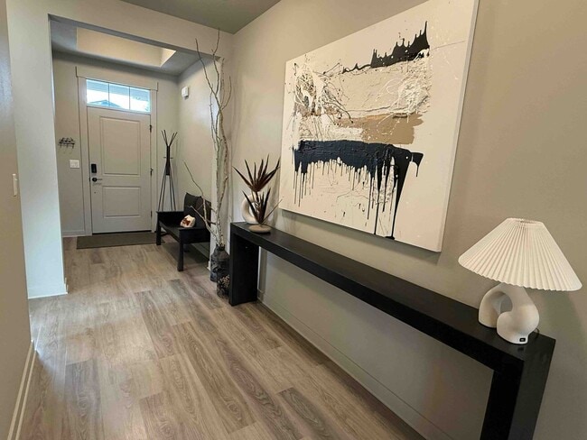 Foto del edificio - Immaculate 3-Bedroom Home with Open Layout in Crescent Creek