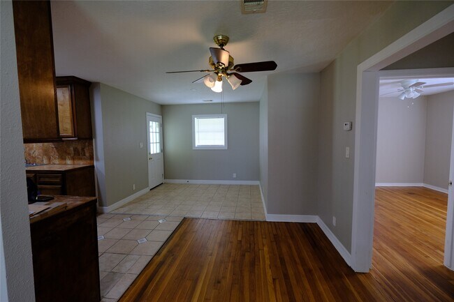 Building Photo - 6718 Midfield Dr
