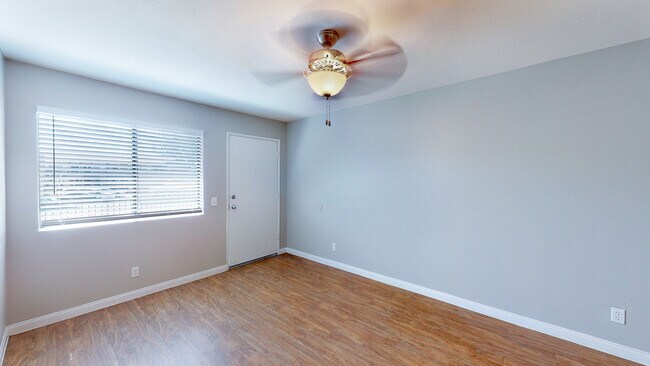 Building Photo - 475 S Meadowbrook Dr