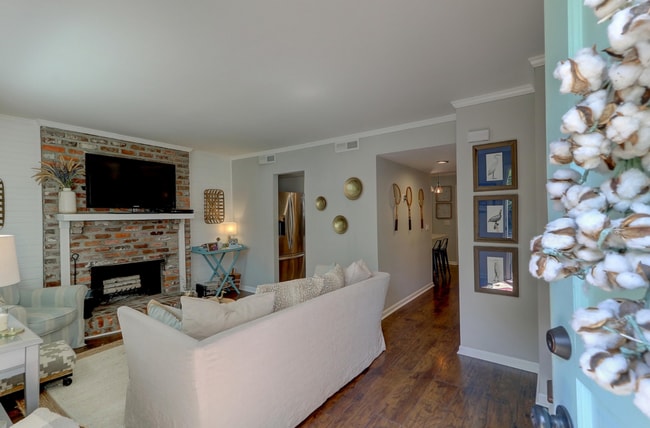 Building Photo - Beautiful Mt. Pleasant Home!