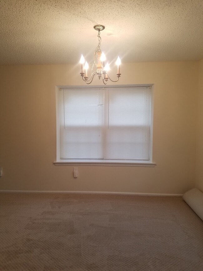 Building Photo - Updated, spacious, centrally located end-u...