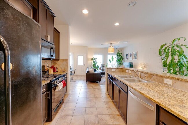Foto del edificio - 6047 Wesley Manor Ct