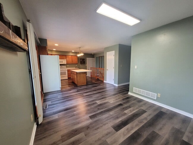 Building Photo - Clive Home on nearly 2 acres!