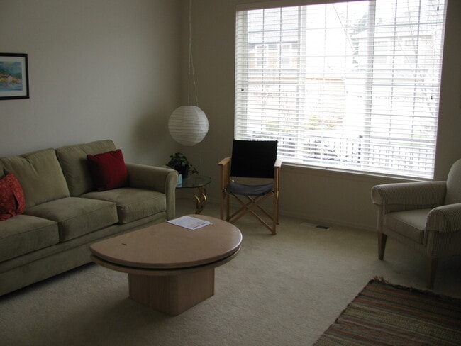 Building Photo - 1652 NW Shadow Hills Lane ~ Excellent Beth...