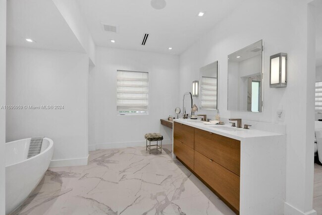 Building Photo - 1534 Sarria Ave