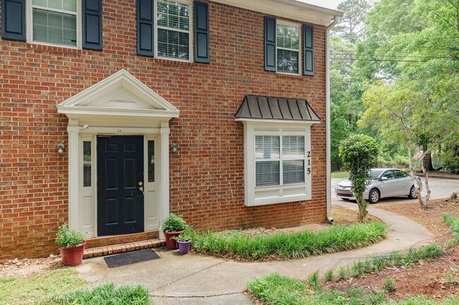 Foto del edificio - 215 Jennings Mill Rd