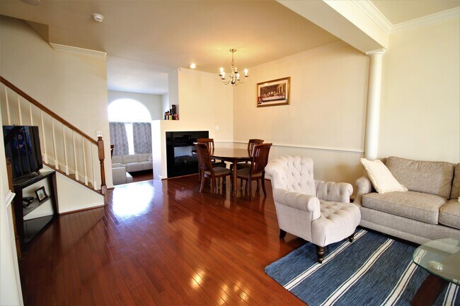 Foto del edificio - Spectacular Deal! Gorgeous Townhouse in So...