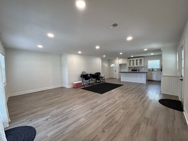 Building Photo - Beautifully Updated Home In Broadmoor Subd...