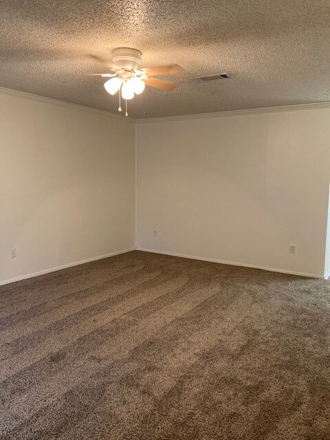 Living area - 938 Jackson St N
