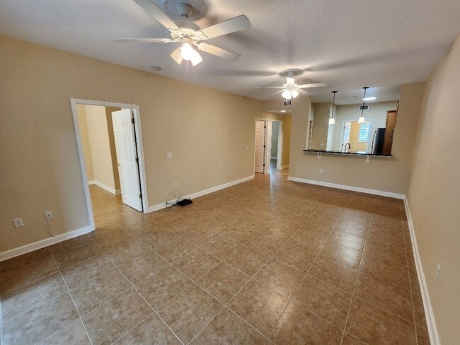 Building Photo - Beautiful 2/2 Bouchelle Condo with private garage
