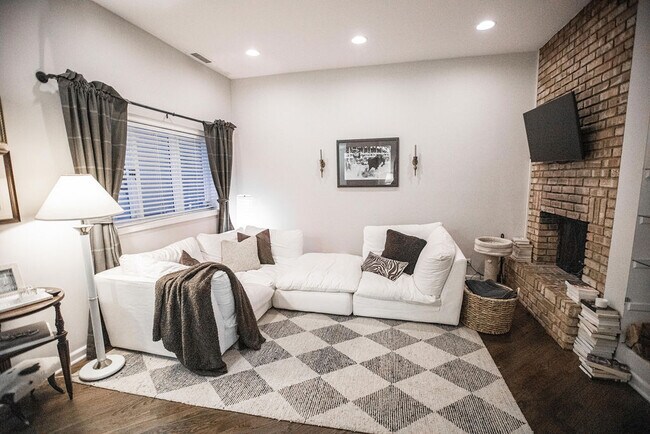 Building Photo - 816 N Dearborn St