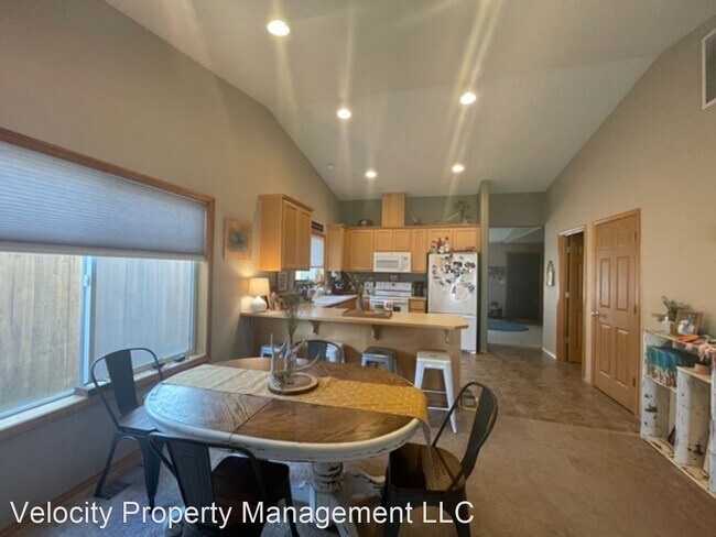 Building Photo - 3 br, 2 bath House - 428 Center Ridge Dr.