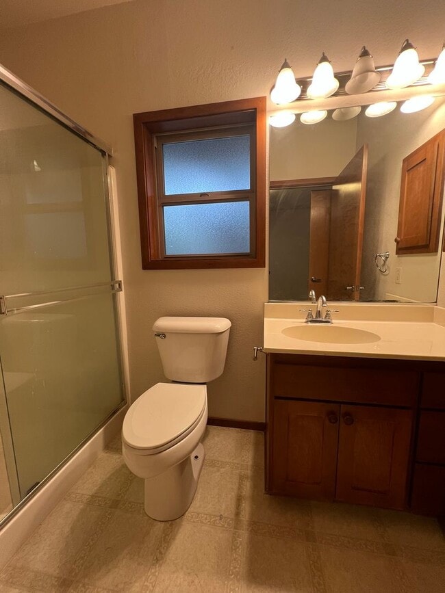 Foto del edificio - Three bedroom Townhome in Alderwood Townhomes Neighborhood