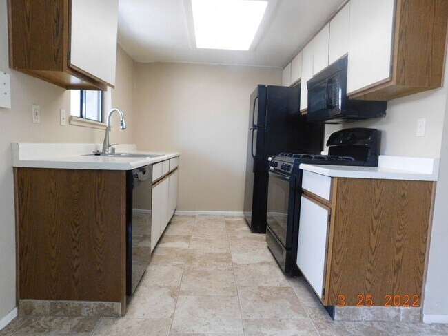 Building Photo - Place 616 W Graaf Ave
