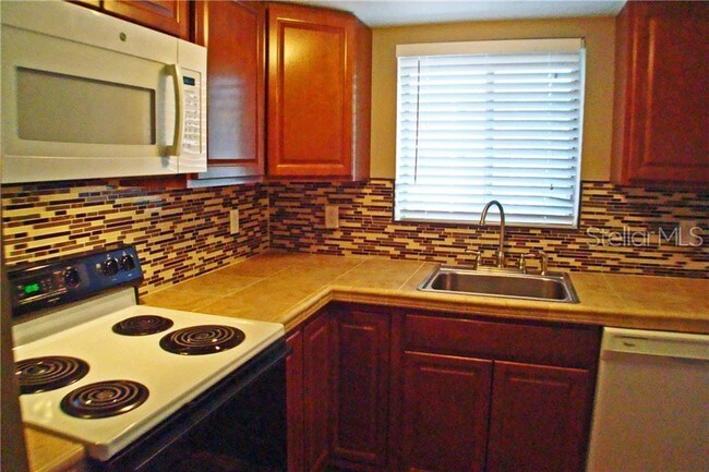 Building Photo - 2227 Sunset Dr