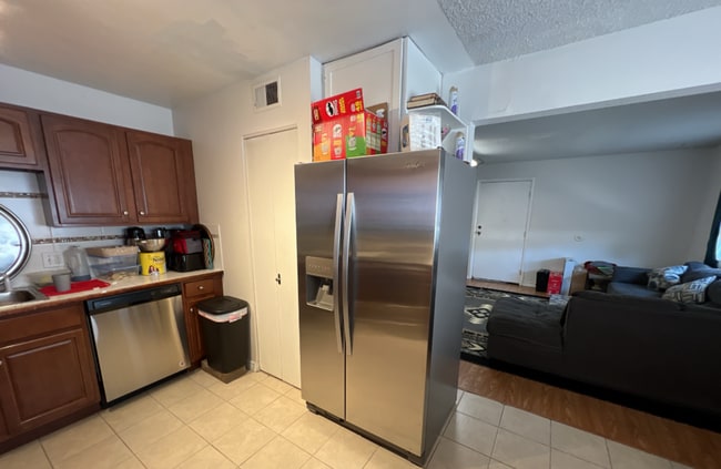 Building Photo - 3 Bedroom 2 Bathroom Condo Near Leetsdale ...