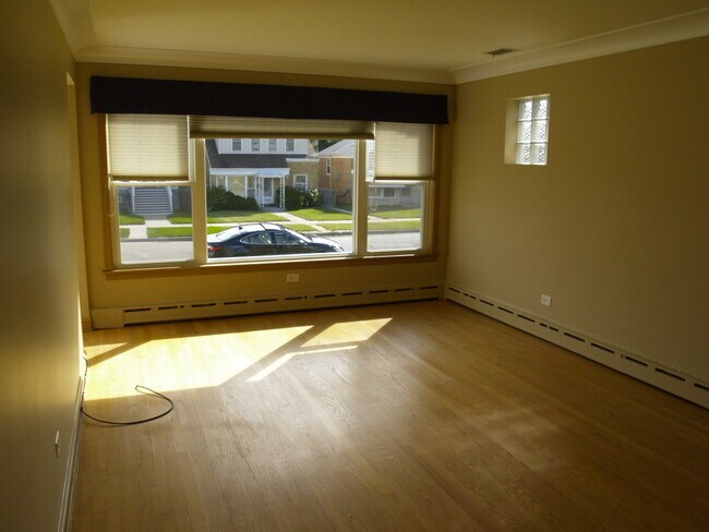 Building Photo - 7258 N Oriole Ave