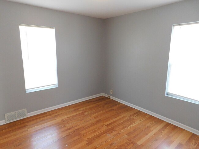 Foto del edificio - 3 bed 1 bath house with fenced back yard