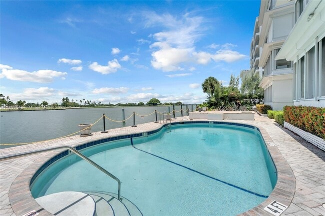 Building Photo - 9200 W Bay Harbor Dr