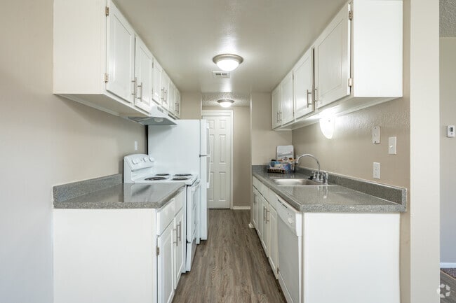 2BR, 1BA - 950SF - Kitchen - The Park at Whispering Pines