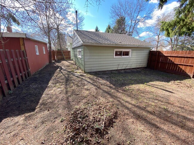 Building Photo - 4 Bed 2 Bath House! Fenced in yard!