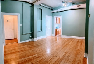 Building Photo - 802 W 31st St