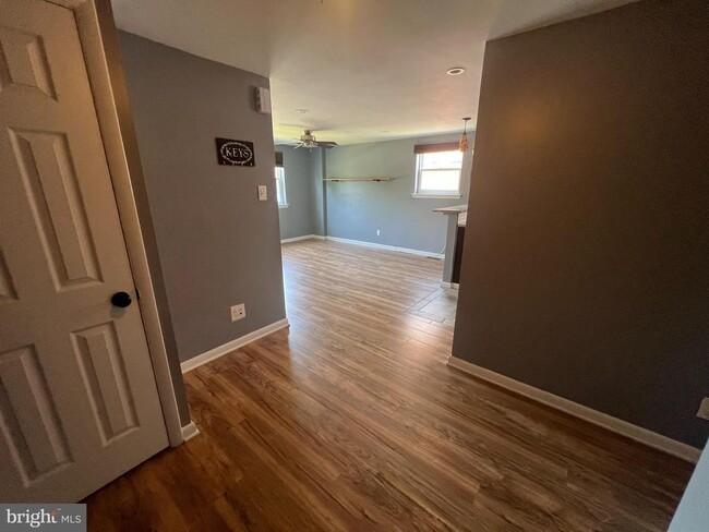 Building Photo - 9439 Lansford St