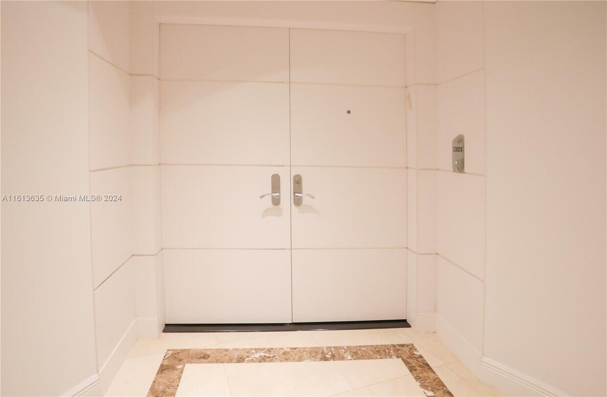 Foto principal - 17001 Collins Ave