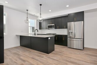 Building Photo - 567 W 620 N