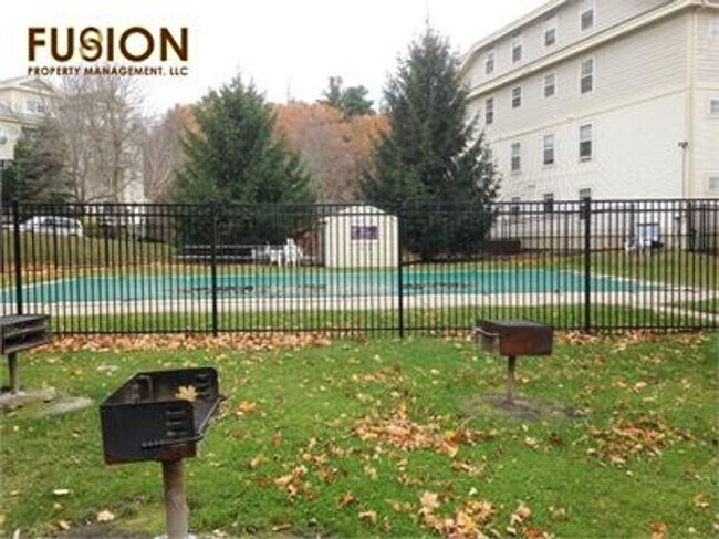 Foto del edificio - 2 bedroom condo Heat Included and Pool!