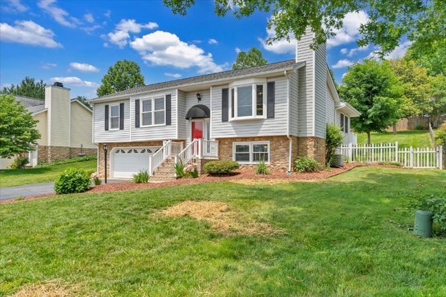 Building Photo - 1905 Summerfield Dr