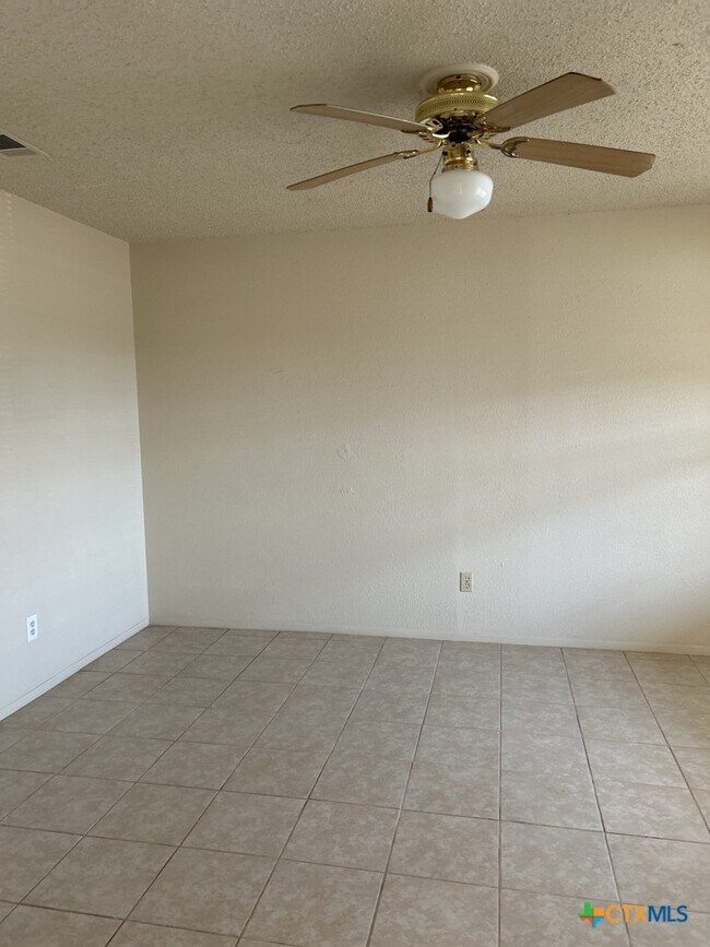 Foto del edificio - 903 N Main St