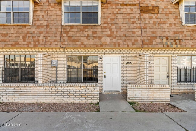 Building Photo - 3021 E Glen Dr